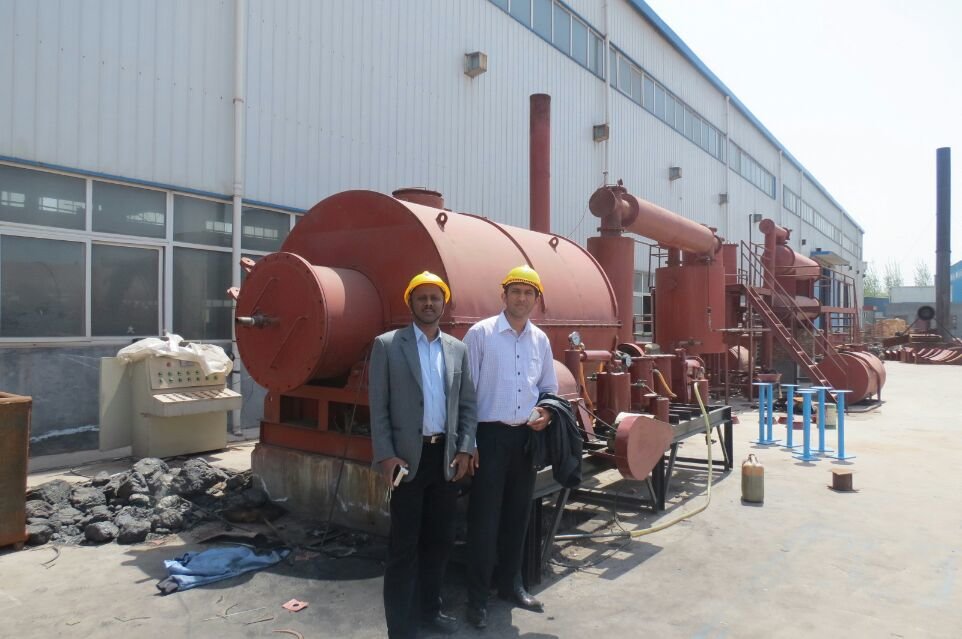 環(huán)保一體型12噸廢輪胎塑料煉油設備